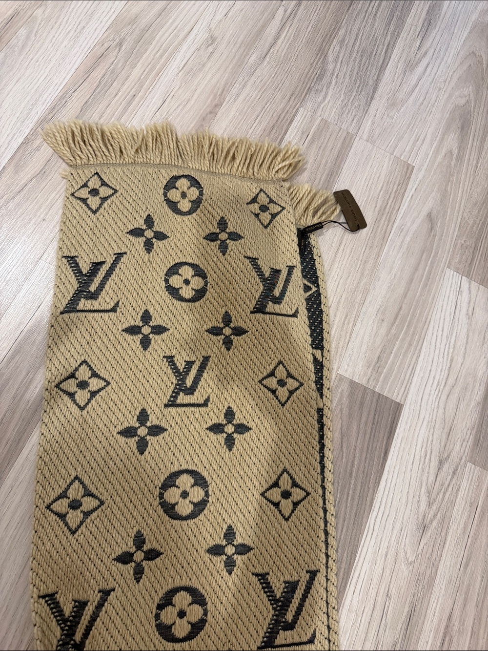 Louis Vuitton Reversible Monogram Fringed Shawl in Beige and Black - Picture 4 of 4